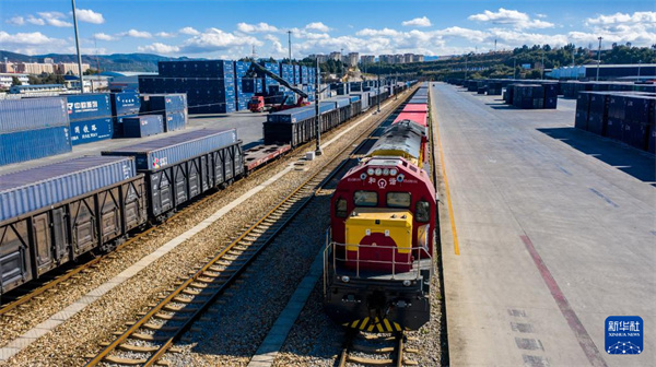 中老铁路国际货物列车？？？？？？吭谥刑ッ髦行恼荆ㄎ奕嘶掌。。。。。。。。新华社记者 胡超 摄.jpg